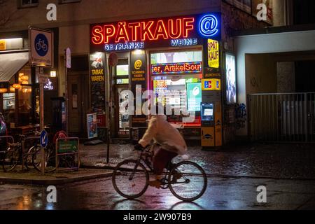 Spätverkaufsgeschäft auf der Stargarder Straße in Berlin. / Late-Night-Store in der Stargarder Straße in Berlin. Späti in Berlin *** Late Night Store in der Stargarder Straße in Berlin Late Night Store in der Stargarder Straße in Berlin Späti in Berlin S-P202312114002.jpg Stockfoto