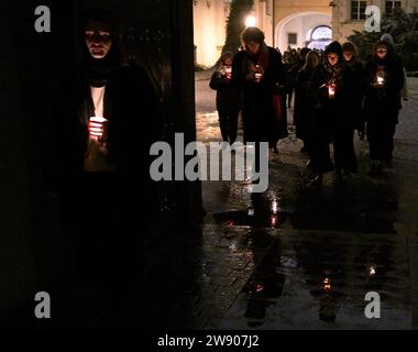 Prag, Tschechische Republik. Dezember 2023. Ein ökumenischer Gottesdienst mit dem marsch für die Opfer der Schießerei vom Vortag an der Fakultät für Künste der Charles University fand in St. Salvatorkirche in Prag, Tschechische Republik, am 22. Dezember 2023. Quelle: Michal Krumphanzl/CTK Photo/Alamy Live News Stockfoto