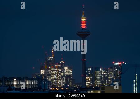 Europaturm leuchtet als Adventskerze die Spitze des Europaturms in Frankfrankfurt am Main 337 Meter Höhe leuchtet vom 1. bis zum 4. Adventsrot und gelb als Deutschlands größte Adventskerze. Frankfurt am Main Hessen Deutschland *** Europe Tower leuchtet als Adventskerze die Spitze des Europe Tower in Frankfurt am Main 337 Meter hoch leuchtet vom 1. Bis 4. Adventskerze Deutschlands größte Adventskerze Frankfurt am Main Hessen Deutschland 2023-12-22 ffm europaturm 01 Stockfoto