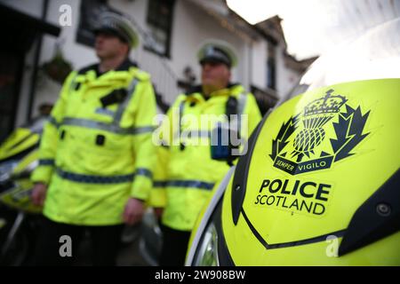 Undatiertes Aktenfoto von Polizisten in Schottland. Die schottische Sonderpolizei steuert auf das "Aussterben" zu, warnen die schottischen Liberaldemokraten, da die Zahlen zeigen, dass fast 1.000 Offiziere weniger auf dem Takt sind als vor zehn Jahren. Die der Partei übermittelten Daten zeigen, dass 409 Spezialkonstables in den Jahren 2022 und 23 im Einsatz waren, verglichen mit 1.394 im Jahr 2013-14 - ein Rückgang von 985. Die Zahl ist jedes Jahr mit Ausnahme der Jahre 2019 zurückgegangen. Ausgabedatum: Samstag, 23. Dezember 2023. Stockfoto