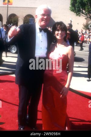 Pasadena, Kalifornien, USA 8. September 1996 die TV-Persönlichkeit Phil Donahue und die Schauspielerin Marlo Thomas nehmen am 8. September 1996 an den 48. Primetime Emmy Awards im Pasadena Civic Auditorium in Pasadena, Kalifornien, USA, Teil. Foto: Barry King/Alamy Stock Photo Stockfoto