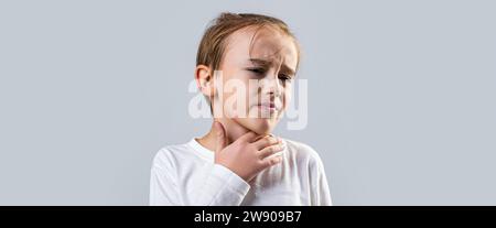 Ein kranker kleiner Junge mit Halsschmerzen. Krankes Kind mit Halsschmerzen. Halsschmerzen bei einem Kind. Das Kind hat Halsschmerzen. Erkältungszeichen bei Kindern. Kleiner Junge Stockfoto