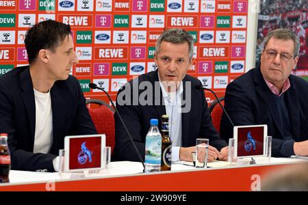 Köln, Deutschland. Dezember 2023. Werner Wolf, Präsident des Bundesliga-Fußballvereins 1. FC Köln, Manager Christian Keller, l, und CFO Philipp Türoff, M, berichten der Presse über den Verlust von Trainer Steffen Baumgart. Nach der Niederlage im letzten Spiel bei der Union Berlin trennten sich Trainer und Verein einvernehmlich. Ein weiteres Thema war das CAS-Urteil und das damit verbundene zweijährige Verbringungsverbot. Quelle: Roberto Pfeil/dpa/Alamy Live News Stockfoto