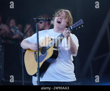 Dateifoto vom 24. April 06/23 von Lewis Capaldi auf der Pyramid Stage beim Glastonbury Festival auf der Worthy Farm in Somerset. Capaldi machte im Sommer Schlagzeilen, nachdem er eine emotionale Performance in Glastonbury gespielt hatte, wo ihn die Menge durch sein Set trug, als er ständig seine Stimme verlor. Ausgabedatum: Samstag, 23. Dezember 2023. Stockfoto