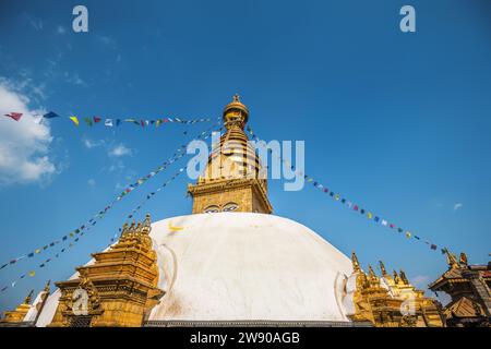 Der goldene Turm und die weiß getünchte Kuppel von Swayambhunath Stupa oder der Affentempel in Kathmandu, Nepal Stockfoto