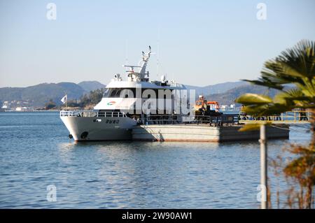 Seoul, Südkorea. Dezember 2023. Touristen nehmen Kreuzfahrtschiff in Tongyeong, Südkorea, 22. Dezember 2023. Quelle: Yang Chang/Xinhua/Alamy Live News Stockfoto