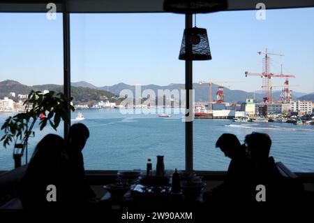 Seoul, Südkorea. Dezember 2023. Touristen essen in einem Restaurant in Tongyeong, Südkorea, 22. Dezember 2023. Quelle: Yang Chang/Xinhua/Alamy Live News Stockfoto