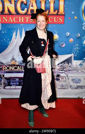 Enie van de Meiklokjes bei der Premiere des 19. Original Roncalli Weihnachtscircus im Tempodrom. Berlin, 22.12.2023 *** Enie van de Meiklokjes bei der Uraufführung des 19 Roncalli Weihnachtszirkus im Tempodrom Berlin, 22 12 2023 Foto:Xn.xKubelkax/xFuturexImagex roncalli 3295 Stockfoto