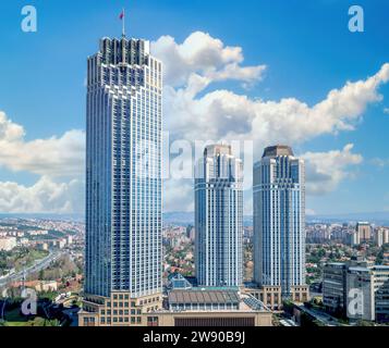 Istanbul Türkei - 18. September 2017: Das Hauptquartier der Isbank ist ein modernes Gebäude, das die Skyline von Istanbul dominiert. Mit seinem schlanken Design und seiner hohen Höhe, Stockfoto