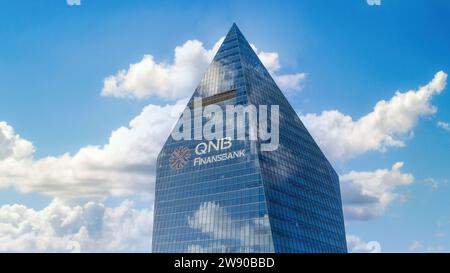 Istanbul Türkei - 20. September 2018: Die Glasfassade des Hauptquartiers der QNB Finansbank im belebten Finanzviertel ermöglicht natürliches Licht für die cre Stockfoto