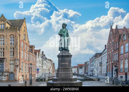 Brügge, Belgien - 12. Februar 2018: Die Statue des flämischen Malers Jan van Eyck ist eine Hommage an den berühmten Künstler, der einen indel verlassen hat Stockfoto