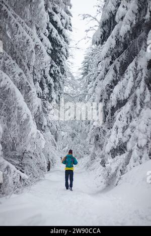 Reisende spazieren durch die verschneite Landschaft. Winterspaziergang durch die unberührte Landschaft in den Beskiden, Tschechien. Wanderstil. Stockfoto