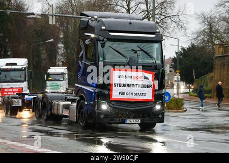 Osnabrück, Deutschland 23. Dezember 2023: In Osnabrück eine Demonstration gegen die Mauterhöhung und die höheren Dieselkosten statt. Niedersachsen *** Osnabrück, Deutschland 23. Dezember 2023 Demonstration in Osnabrück gegen die Mauterhöhung und höhere Dieselkosten statt Niedersachsen Urheberrecht: XFotostandx/xReißx Stockfoto