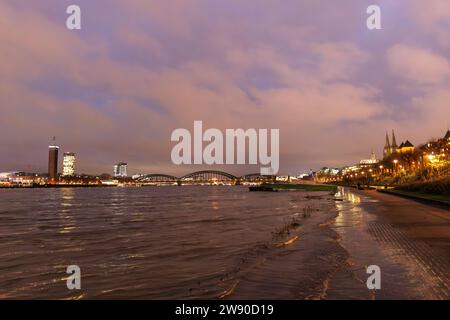 Köln, Deutschland, 20. Dezember. 2023 verließ die Rheinflut den alten Kirchturm und den Lanxess Turm im Stadtteil Deutz, Hohenzoll Stockfoto