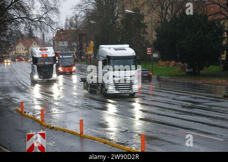 Osnabrück, Deutschland 23. Dezember 2023: In Osnabrück eine Demonstration gegen die Mauterhöhung und die höheren Dieselkosten statt. Niedersachsen *** Osnabrück, Deutschland 23. Dezember 2023 Demonstration in Osnabrück gegen die Mauterhöhung und höhere Dieselkosten statt Niedersachsen Urheberrecht: XFotostandx/xReißx Stockfoto