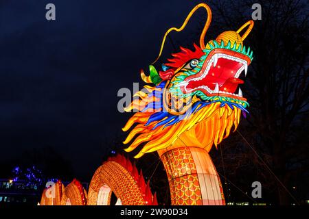 Ein großer beleuchteter Drache wirbt für das China Lights Festival im Kölner Zoo. ###NUR REDAKTIONELLE VERWENDUNG### ein grosseres Beleuchtungsgerät D Stockfoto