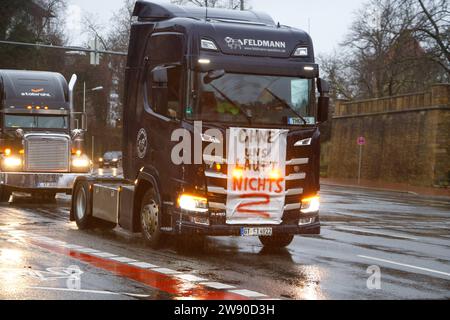 Osnabrück, Deutschland 23. Dezember 2023: In Osnabrück eine Demonstration gegen die Mauterhöhung und die höheren Dieselkosten statt. Niedersachsen *** Osnabrück, Deutschland 23. Dezember 2023 Demonstration in Osnabrück gegen die Mauterhöhung und höhere Dieselkosten statt Niedersachsen Urheberrecht: XFotostandx/xReißx Stockfoto