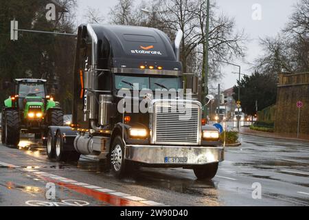 Osnabrück, Deutschland 23. Dezember 2023: In Osnabrück eine Demonstration gegen die Mauterhöhung und die höheren Dieselkosten statt. Niedersachsen *** Osnabrück, Deutschland 23. Dezember 2023 Demonstration in Osnabrück gegen die Mauterhöhung und höhere Dieselkosten statt Niedersachsen Urheberrecht: XFotostandx/xReißx Stockfoto