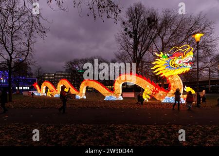 Ein großer beleuchteter Drache wirbt für das China Lights Festival im Kölner Zoo. ###NUR REDAKTIONELLE VERWENDUNG### ein grosseres Beleuchtungsgerät D Stockfoto