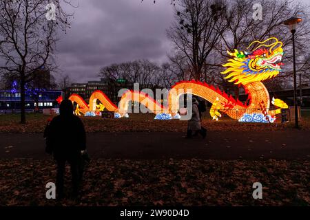 Ein großer beleuchteter Drache wirbt für das China Lights Festival im Kölner Zoo. ###NUR REDAKTIONELLE VERWENDUNG### ein grosseres Beleuchtungsgerät D Stockfoto