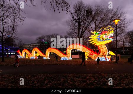 Ein großer beleuchteter Drache wirbt für das China Lights Festival im Kölner Zoo. ###NUR REDAKTIONELLE VERWENDUNG### ein grosseres Beleuchtungsgerät D Stockfoto