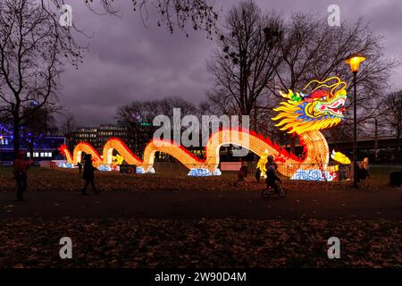 Ein großer beleuchteter Drache wirbt für das China Lights Festival im Kölner Zoo. ###NUR REDAKTIONELLE VERWENDUNG### ein grosseres Beleuchtungsgerät D Stockfoto