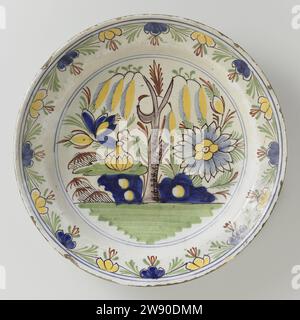 Schüssel, mehrfarbig bemalt mit Garten, anonym, ca. 1800 - ca. 1840 Runde Schüssel aus mehrfarbig gemalter Fayence. Auf einem Boden sind ein Baum, Blumen und eine Vase mit Blumen auf einem Boden gemalt und Blumenmotive am Rand. Delfter Steingut. Zinnglasur. Stockfoto