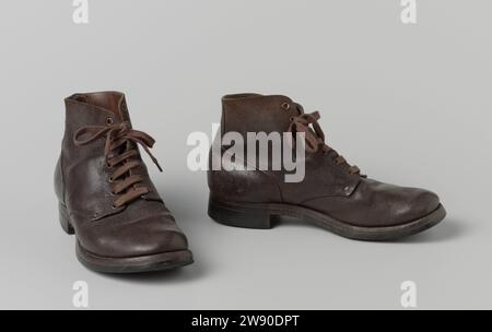 Schuh von JHR getragen. Herr Dr. A.W.L. Tjarda van Starkenborch Stachouwer, USA Beebe Bros, 1930 - 1945 Schuh getragen von JHR. Mr. Dr. A.W.L. Tjarda van Starkenborch Stachouwer, wurde nach der Befreiung aus einem japanischen Lager 1945 von einem amerikanischen Soldaten empfangen. Halbhoher, schwerer brauner Lederschuh, der bis zum Knöchel geschlossen ist, mit Leder- und Gummisohle mit Nägeln. Inschrift Zool rechts und links: „Wingfoot Goodyear“. Links: 'Beebe Bros'. Braune Schnürsenkel. Leder der Vereinigten Staaten von Amerika. Gummi (Werkstoff). Eisen (Metall) Mandschurei. Niederländisch-Indien, Die Stockfoto