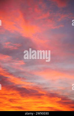 Brennender Himmel bei Sonnenuntergang. Abstrakter Hintergrund des roten Himmels. Stockfoto