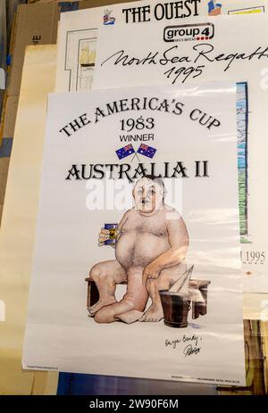 Stapel von Vintage-Plakaten auf Auktion - Poster des America's Cup 1983 Siegers Australia II Stockfoto