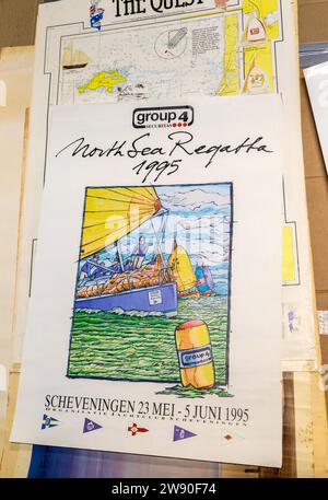 Stapel von Vintage-Plakaten auf Auktion - Poster Gruppe 4 North Sea Regatta 1995 Stockfoto