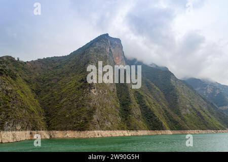 Die drei Schluchten des Yangtse-Flusses sind herrlich. Die Flüsse fließen durch enge Canyons zwischen steilen Klippen und schaffen eine atemberaubende Landschaft. Stockfoto