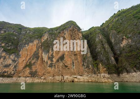 Die drei Schluchten des Yangtse-Flusses sind herrlich. Die Flüsse fließen durch enge Canyons zwischen steilen Klippen und schaffen eine atemberaubende Landschaft. Stockfoto