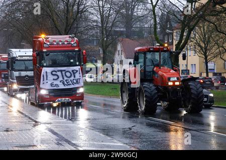 Osnabrück, Deutschland 23. Dezember 2023: In Osnabrück eine Demonstration gegen die Mauterhöhung und die höheren Dieselkosten statt. Niedersachsen *** Osnabrück, Deutschland 23. Dezember 2023 Demonstration in Osnabrück gegen die Mauterhöhung und höhere Dieselkosten statt Niedersachsen Urheberrecht: XFotostandx/xReißx Stockfoto