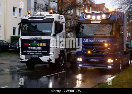 Osnabrück, Deutschland 23. Dezember 2023: In Osnabrück eine Demonstration gegen die Mauterhöhung und die höheren Dieselkosten statt. Niedersachsen *** Osnabrück, Deutschland 23. Dezember 2023 Demonstration in Osnabrück gegen die Mauterhöhung und höhere Dieselkosten statt Niedersachsen Urheberrecht: XFotostandx/xReißx Stockfoto