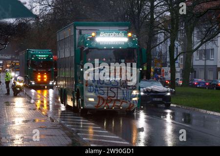 Osnabrück, Deutschland 23. Dezember 2023: In Osnabrück eine Demonstration gegen die Mauterhöhung und die höheren Dieselkosten statt. Niedersachsen *** Osnabrück, Deutschland 23. Dezember 2023 Demonstration in Osnabrück gegen die Mauterhöhung und höhere Dieselkosten statt Niedersachsen Urheberrecht: XFotostandx/xReißx Stockfoto