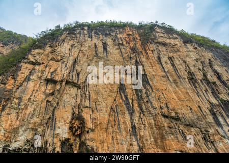 Die drei Schluchten des Yangtse-Flusses sind herrlich. Die Flüsse fließen durch enge Canyons zwischen steilen Klippen und schaffen eine atemberaubende Landschaft. Stockfoto