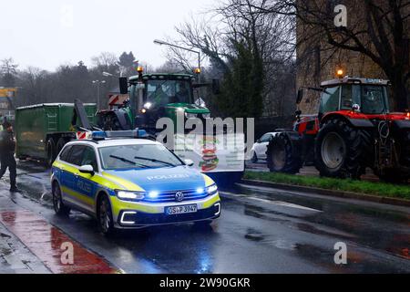 Osnabrück, Deutschland 23. Dezember 2023: In Osnabrück eine Demonstration gegen die Mauterhöhung und die höheren Dieselkosten statt. Niedersachsen *** Osnabrück, Deutschland 23. Dezember 2023 Demonstration in Osnabrück gegen die Mauterhöhung und höhere Dieselkosten statt Niedersachsen Urheberrecht: XFotostandx/xReißx Stockfoto