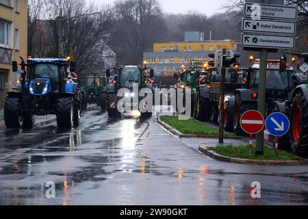 Osnabrück, Deutschland 23. Dezember 2023: In Osnabrück eine Demonstration gegen die Mauterhöhung und die höheren Dieselkosten statt. Niedersachsen *** Osnabrück, Deutschland 23. Dezember 2023 Demonstration in Osnabrück gegen die Mauterhöhung und höhere Dieselkosten statt Niedersachsen Urheberrecht: XFotostandx/xReißx Stockfoto