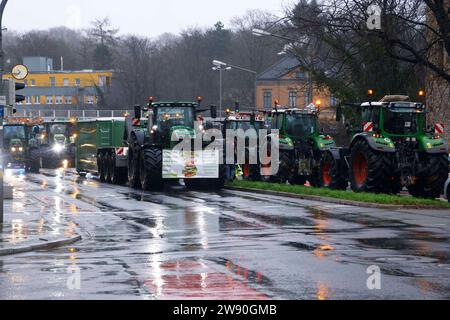 Osnabrück, Deutschland 23. Dezember 2023: In Osnabrück eine Demonstration gegen die Mauterhöhung und die höheren Dieselkosten statt. Niedersachsen *** Osnabrück, Deutschland 23. Dezember 2023 Demonstration in Osnabrück gegen die Mauterhöhung und höhere Dieselkosten statt Niedersachsen Urheberrecht: XFotostandx/xReißx Stockfoto