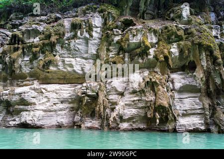 Die drei Schluchten des Yangtze sind ruhig und charmant, mit majestätischen Gipfeln, klarem Flusswasser und verhüllten Wolken. Pfad auf der Bergmauer. Stockfoto