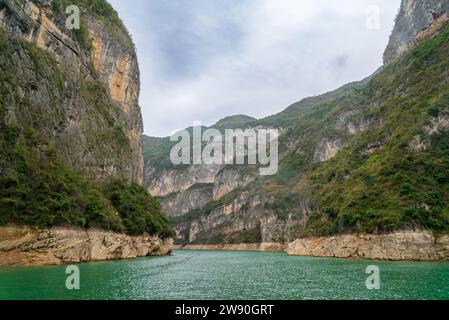 Die drei Schluchten des Yangtze sind ruhig und charmant, mit majestätischen Gipfeln, klarem Flusswasser und verhüllten Wolken. Pfad auf der Bergmauer. Stockfoto