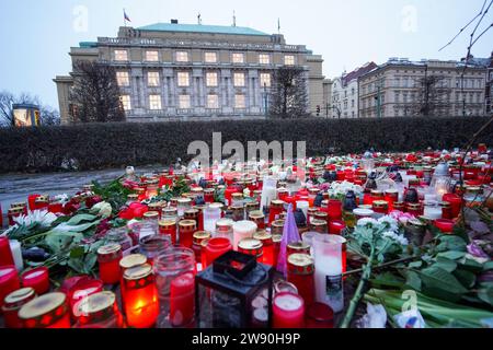 Prag, Tschechische Republik - 23. Dezember 2023: Prager Massenschießen im Gebäude der Kunstfakultät der Karlsuniversität Stockfoto