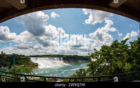 An einem wunderschönen Nachmittag im Sommer sehen Sie die Niagarafälle in einem Restaurant. Stockfoto