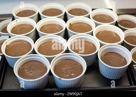 Süße Desserts Schokoladenmousse mit Beeren in Gläsern zum Frühstück im Hotel. Stockfoto
