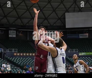 Honolulu, Hawaii, USA. Dezember 2023. Josh Cohen (23) schießt den Ball während des Hawaiian Airlines Diamond Head Classic Basketballspiels zwischen den Massachusetts Minutemen und Portland Piloten in der Sofi Arena im Stan Sheriff Center in Honolulu, Hawaii. Glenn Yoza/CSM/Alamy Live News Stockfoto