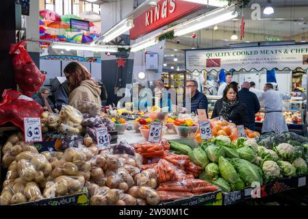 Coventry, West Midlands, Großbritannien. Dezember 2023. Das Stadtzentrum von Coventry war sehr beschäftigt mit Einkäufern, die heute ihre Last-Minute-Weihnachtswaren kauften. Coventry Market war voller Käufer. Quelle: AG News/Alamy Live News Stockfoto