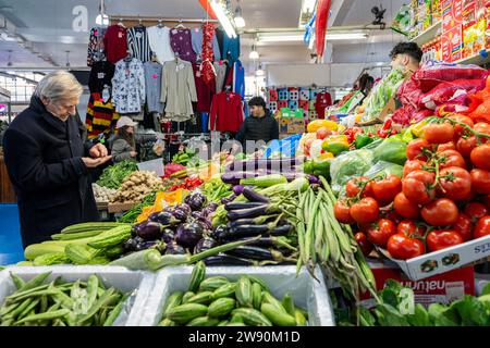 Coventry, West Midlands, Großbritannien. Dezember 2023. Das Stadtzentrum von Coventry war sehr beschäftigt mit Einkäufern, die heute ihre Last-Minute-Weihnachtswaren kauften. Coventry Market war voller Käufer. Quelle: AG News/Alamy Live News Stockfoto