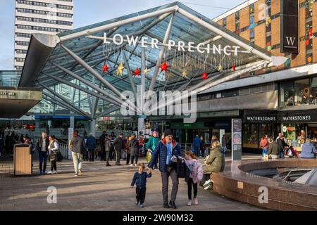 Coventry, West Midlands, Großbritannien. Dezember 2023. Das Stadtzentrum von Coventry war sehr beschäftigt mit Einkäufern, die heute ihre Last-Minute-Weihnachtswaren kauften. Zahlreiche Käufer strömten in das Stadtzentrum von Coventry. Quelle: AG News/Alamy Live News Stockfoto