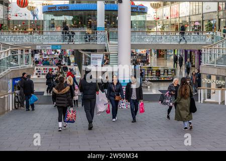 Coventry, West Midlands, Großbritannien. Dezember 2023. Das Stadtzentrum von Coventry war sehr beschäftigt mit Einkäufern, die heute ihre Last-Minute-Weihnachtswaren kauften. Zahlreiche Käufer strömten in das Stadtzentrum von Coventry. Quelle: AG News/Alamy Live News Stockfoto